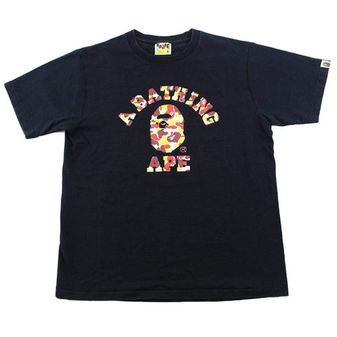 T-shirt Bape rouge et orange camouflage avec logo universitaire noir