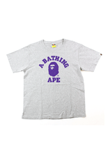 T-shirt gris à logo BAPE violet et universitaire