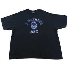 T-shirt Bape bleu camouflage avec logo universitaire noir