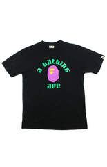 T-shirt Bape rose vert avec logo universitaire noir