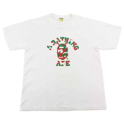 T-shirt Bape rouge vert camouflage renne avec logo universitaire blanc