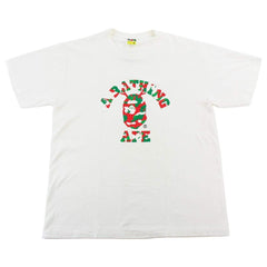 T-shirt Bape rouge vert camouflage renne avec logo universitaire blanc