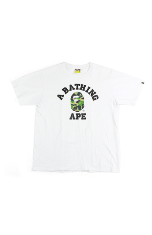 T-shirt Bape 1st ABC vert camouflage avec logo universitaire blanc
