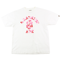 T-shirt Bape ABC rose camouflage avec logo universitaire blanc