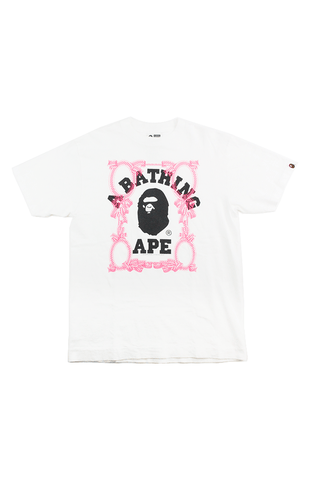 T-shirt Bape noir avec logo universitaire et bordure rose, blanc