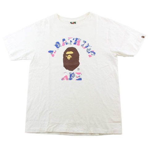 T-shirt Bape bleu et rose camouflage avec logo universitaire blanc