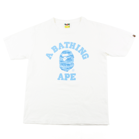 T-shirt Bape bleu eau camouflage avec logo universitaire blanc