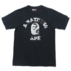 T-shirt Bape gris camouflage avec logo universitaire noir