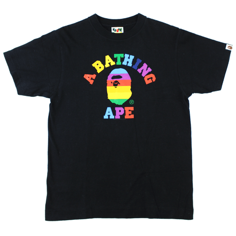 T-shirt Bape à rayures multicolores et logo universitaire noir