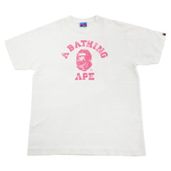 T-shirt Bape rose camouflage avec logo universitaire blanc