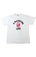 T-shirt Bape rose flamme camouflage avec logo universitaire blanc