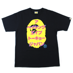 T-shirt Bape rose avec texte Katakana jaune et logo Big Ape noir