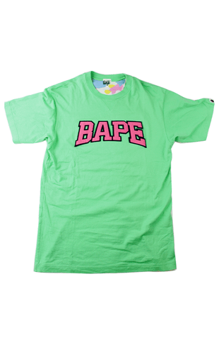 T-shirt Bape rose avec texte vert