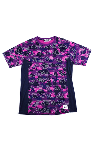 T-shirt Bape violet camouflage avec texte sur toute la surface