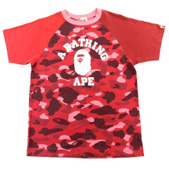 T-shirt Bape rouge camouflage avec logo universitaire
