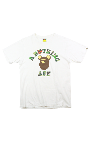 T-shirt Bape x Bearbrick ABC vert camouflage avec logo universitaire blanc