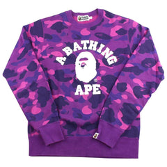 col ras du cou Bape violet camouflage avec logo universitaire