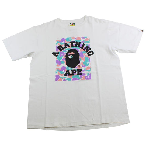 T-shirt Bape violet et orange camouflage avec logo universitaire blanc