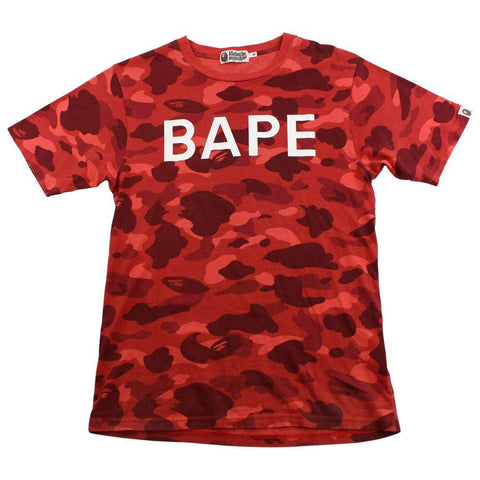 t-shirt Bape rouge camouflage avec texte