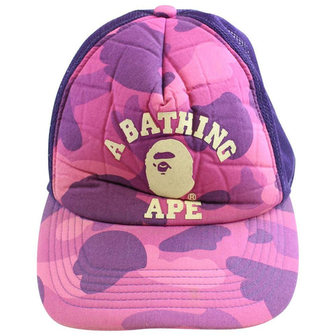 Bape - Casquette de camionneur violette à logo universitaire camouflage