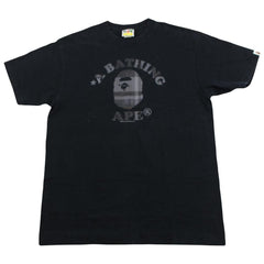 T-shirt Bape à carreaux noirs avec logo universitaire