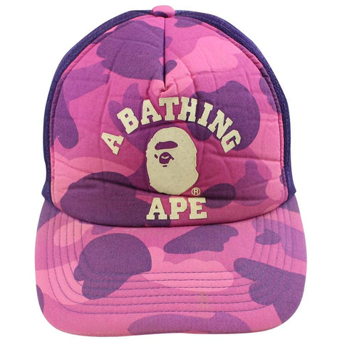 Bape - Casquette de camionneur violette à logo universitaire camouflage