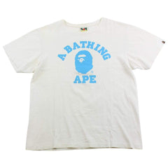 T-shirt Bape bleu clair avec logo universitaire blanc