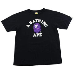 T-shirt Bape violet camouflage avec logo universitaire noir