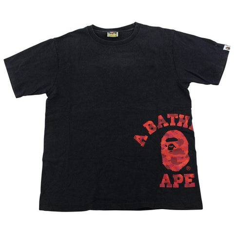 T-shirt Bape rouge camouflage avec logo universitaire sur le côté, noir