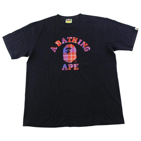 T-shirt Bape à carreaux rouges et bleus avec logo universitaire noir