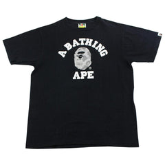 T-shirt Bape blanc/gris camouflage avec logo universitaire noir