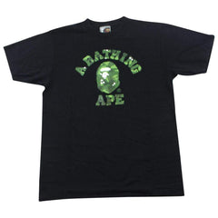 T-shirt Bape vert foncé camouflage avec logo universitaire noir