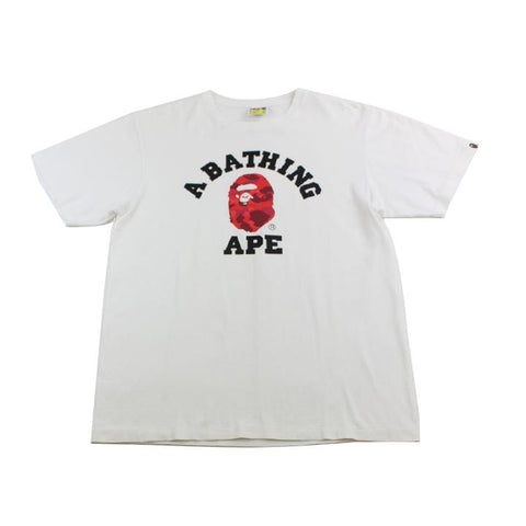 T-shirt Bape rouge camouflage avec logo universitaire blanc