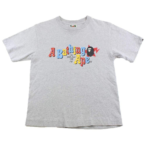T-shirt Bape rouge, bleu, jaune et gris avec logo texte